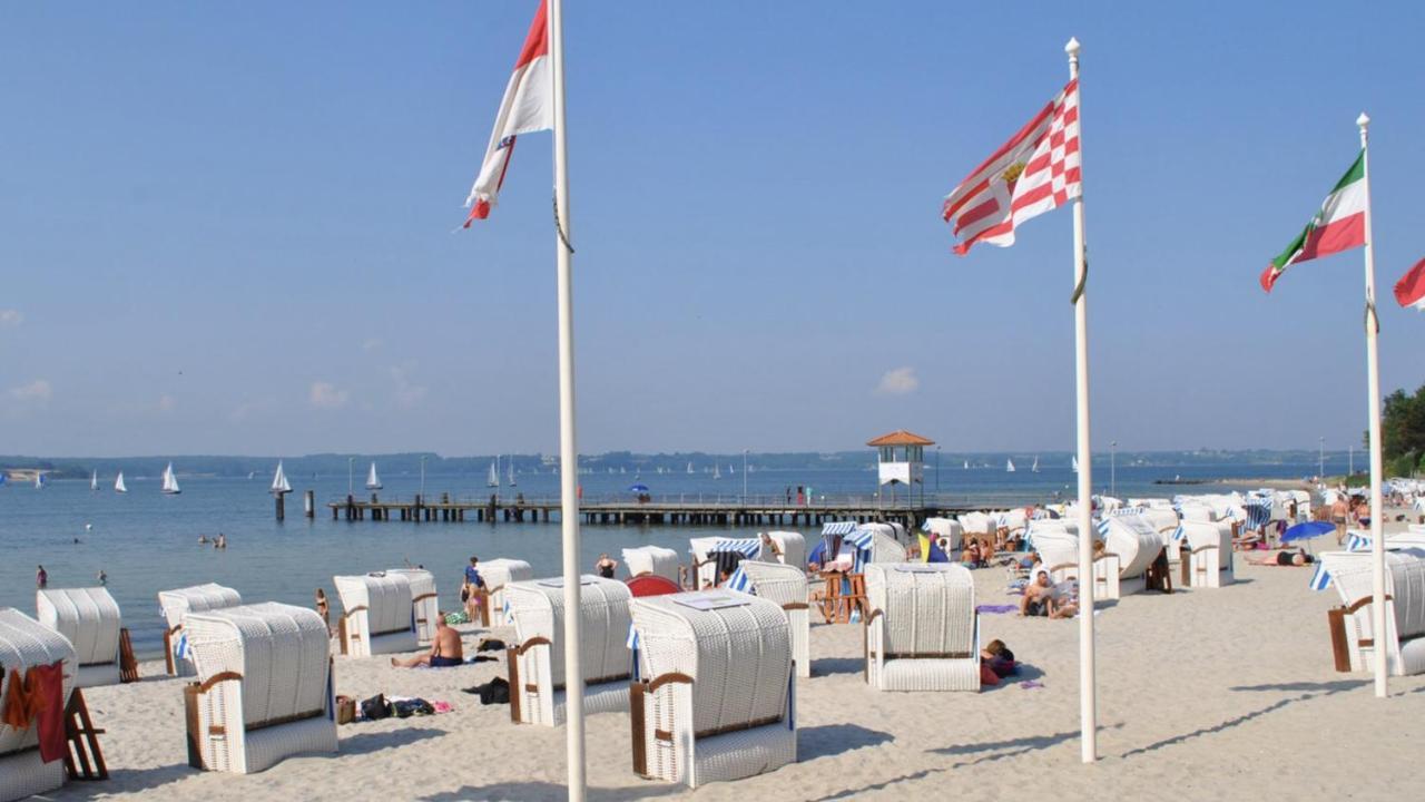 Strandblick Mit Strandkorb & Fahrraedern Glucksburg Bagian luar foto